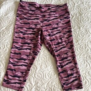 Xersion Activewear plus size 1x Burgundy wine/pink Camouflage Mid Calf leggings